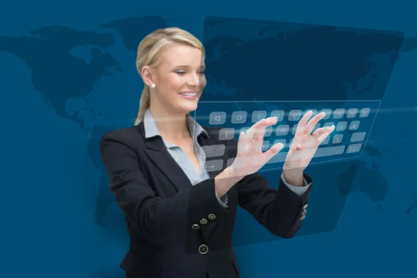 Geschäftsfrau steht beim Tippen auf projizierter Tastatur — Stockfoto