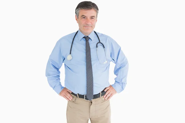 Доктор стоит с руками на бедрах — стоковое фото
