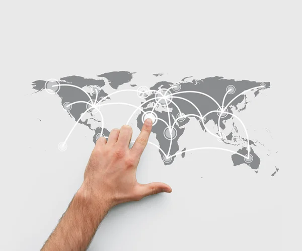 Finger indicando una mappa che mostra le connessioni del mondo — Foto Stock