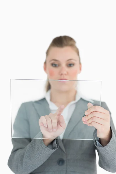 Vrouw aan te raken op de glasplaatje — Stockfoto