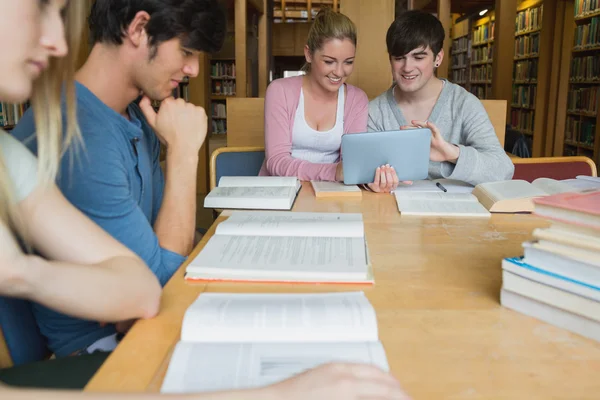 Schüler in der Bibliothek lernen zu zweit mit Tablet-PC — Stockfoto