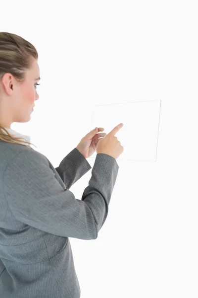 Bionda donna toccando scivolo di vetro — Foto Stock