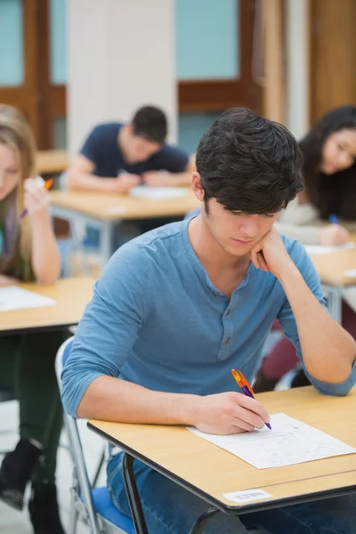 Uczeń biorąc egzaminu — Zdjęcie stockowe
