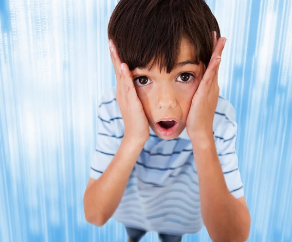 Jongen staande op zoek bang — Stockfoto