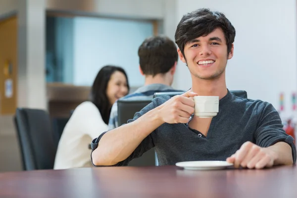 Homem sentado segurando xícara de café — Fotografia de Stock