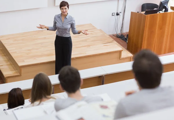 Teacher standing talking to the students — Stock Photo, Image