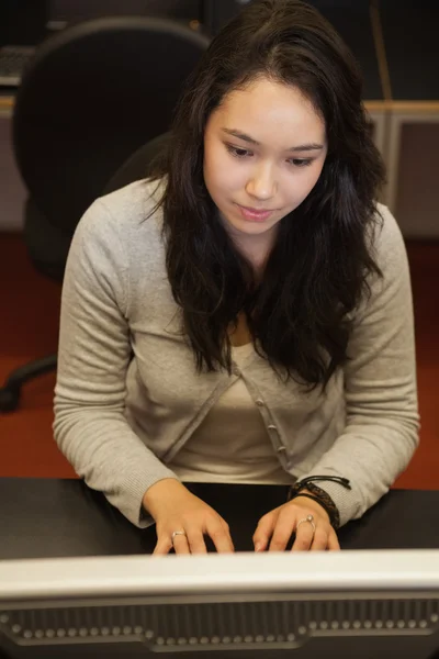 여자는 컴퓨터에 앉아 집중 — 스톡 사진