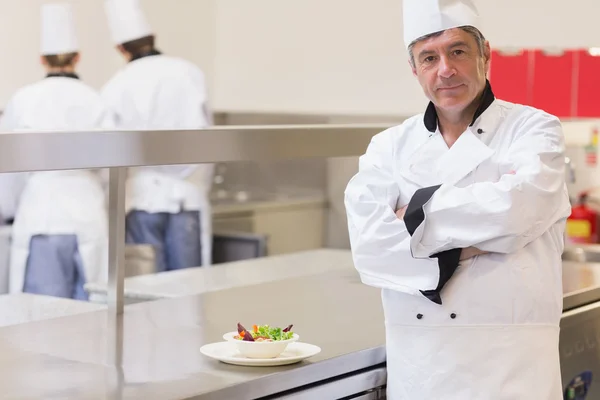 Koch steht neben Salat — Stockfoto