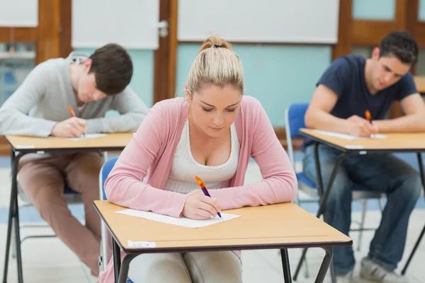 Estudantes em sala de exame — Fotografia de Stock