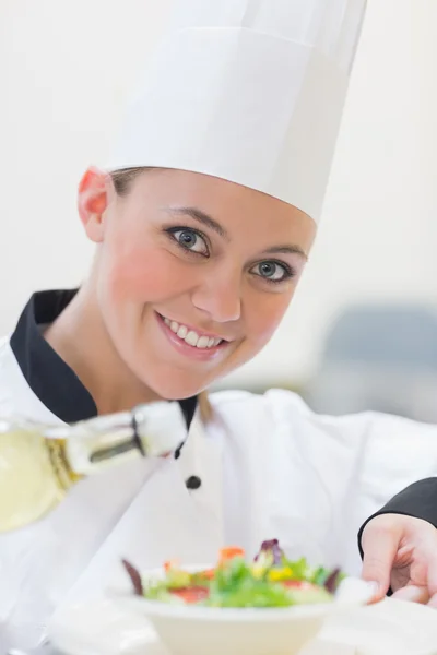 Lächeln Koch Dressing einen Salat — Stockfoto