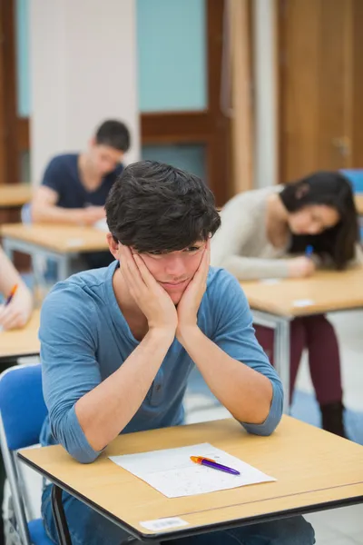 Student hledá bezmocně v zkouška — Stock fotografie