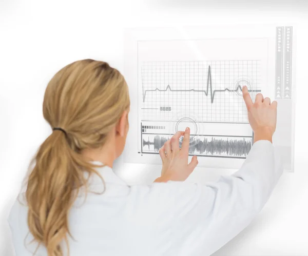 Doctor using heart rate interface — Stock Photo, Image
