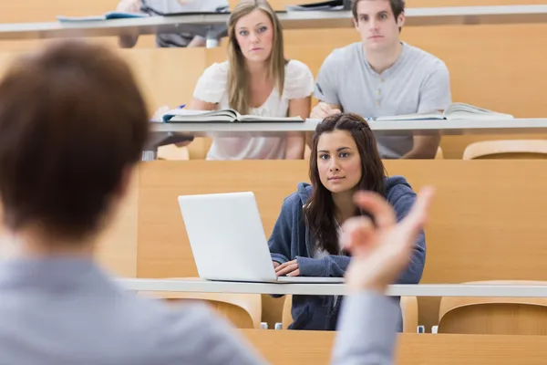 Estudiantes sentados escuchando al profesor —  Fotos de Stock