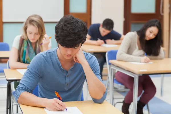 Grupa studentów siedzi egzamin — Zdjęcie stockowe
