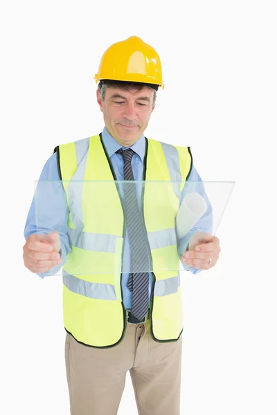 Homem segurando um painel e vendo-o — Fotografia de Stock