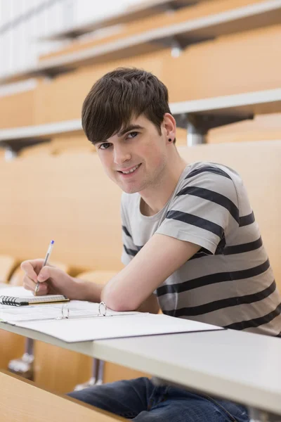 Mann sitzt lächelnd im Hörsaal — Stockfoto