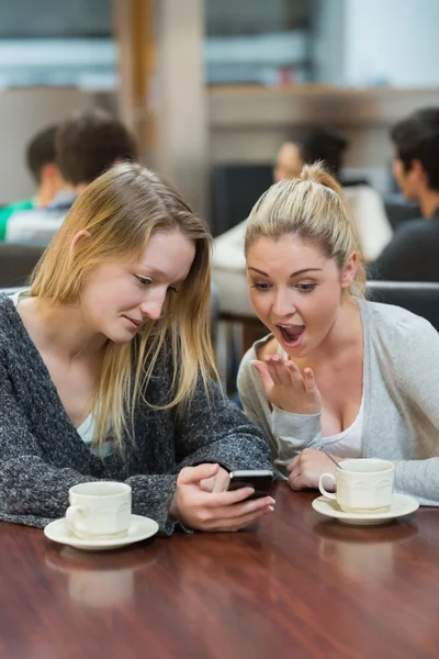 Student showing friend shocking text message — Stock Photo, Image