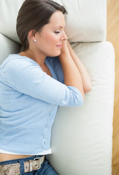 Frau liegt und schläft auf Sofa — Stockfoto