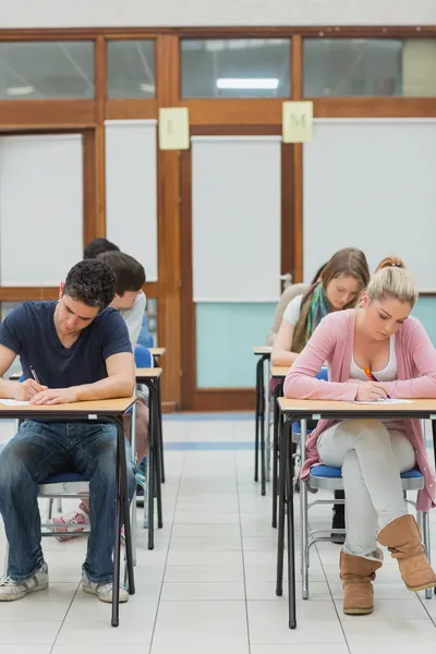 Estudantes sentados em um exame — Fotografia de Stock