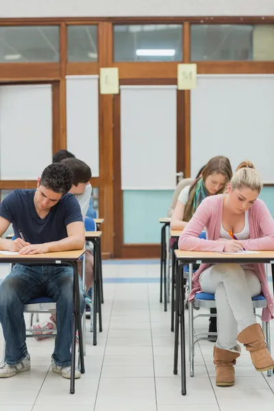 Studenten zitten een examen — Stockfoto