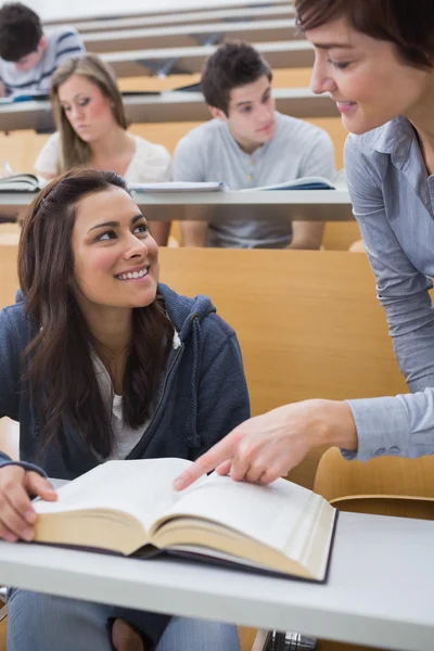 Přednášející vysvětluje student — Stock fotografie