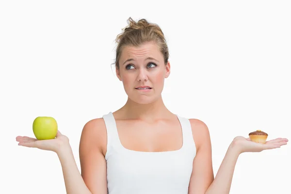 Vrouw beslissen om gezond te eten of niet — Stockfoto