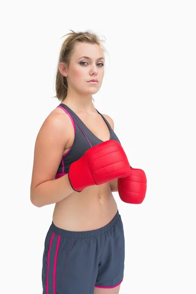 Donna che indossa guanti da boxe — Foto Stock