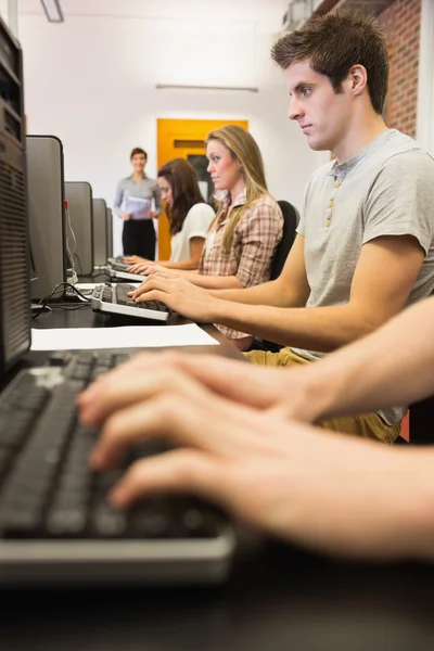 Man sitting at the computer concentrating — Stock Photo, Image