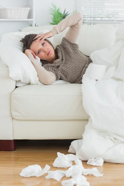 Aufgebrachte und kranke Frauen liegen auf dem Sofa — Stockfoto