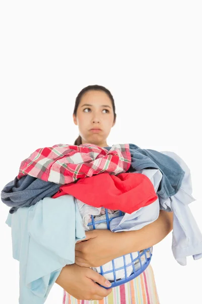 Mujer sobrecargada de trabajo sosteniendo cesta llena de ropa —  Fotos de Stock