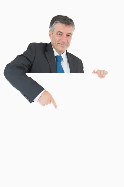 Zufriedener Geschäftsmann zeigt auf den Vorstand — Stockfoto