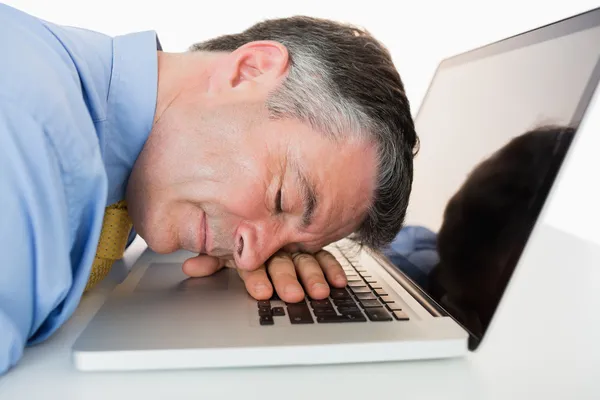 Onun laptop üzerinde uyuyan adam — Stok fotoğraf