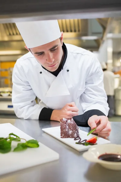 Chef poniendo menta con pastel de chocolate — Foto de Stock