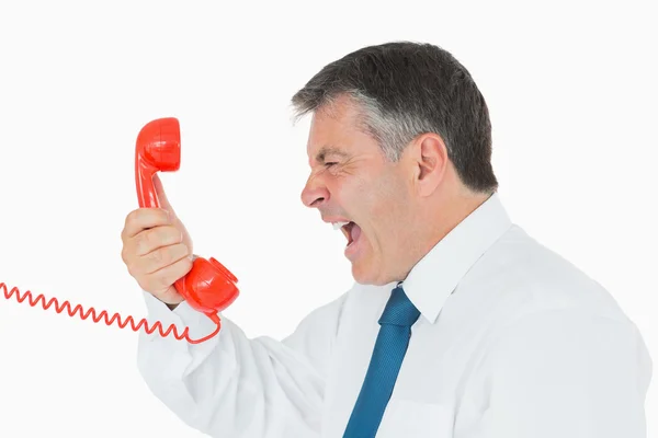 Boos zakenman schreeuwen tegen telefoon — Stockfoto