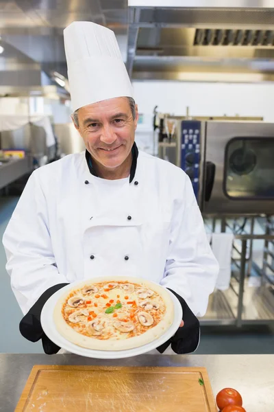 Chef che tiene la pizza — Foto Stock