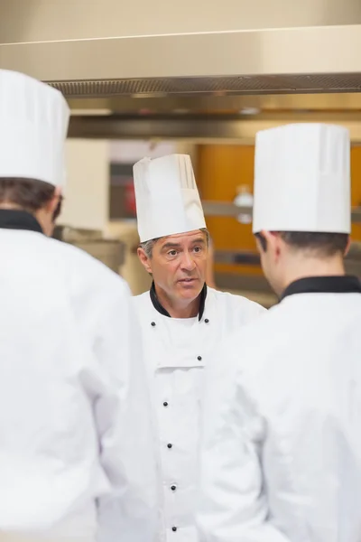 Chefe chef repreendendo funcionários — Fotografia de Stock