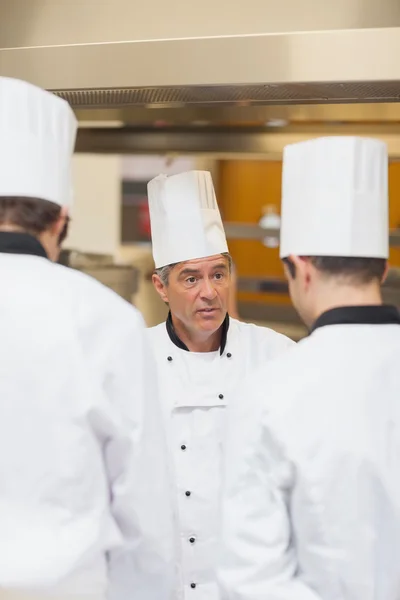 Jefe de cocina regañando a los empleados — Foto de Stock