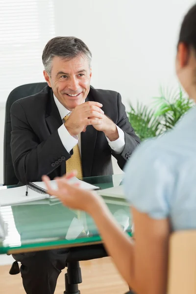 Affärsman som skrattar med en kvinna i hans kontor — Stockfoto