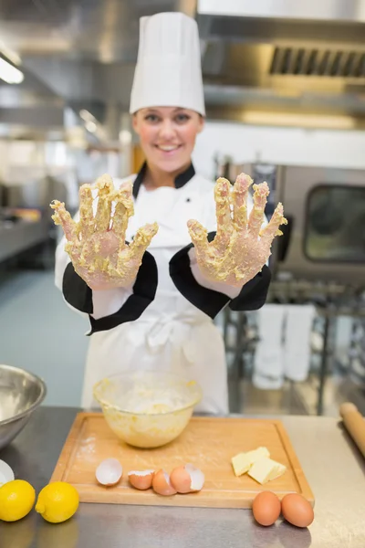 Baker mutatja a kezét a tésztát — Stock Fotó