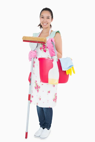 Mulher segurando algumas ferramentas de limpeza — Fotografia de Stock