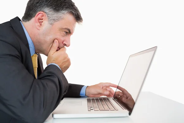 Homem atencioso digitando em seu laptop — Fotografia de Stock