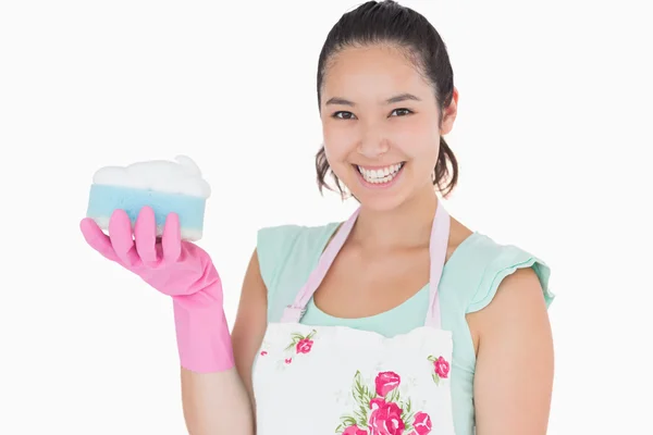 Mujer sonriente sosteniendo una esponja —  Fotos de Stock