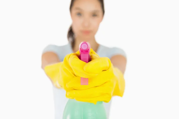 Mulher séria apontando um frasco de spray para a câmera — Fotografia de Stock