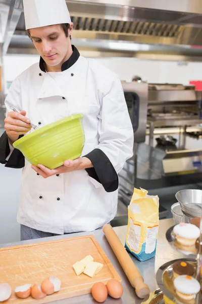 Chef-kok deeg mengen met een garde — Stockfoto