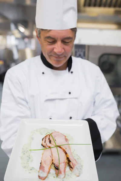 Cook presenting a meal — Stock Photo, Image