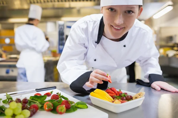 Chef feliz preparando salada de frutas — Fotografia de Stock