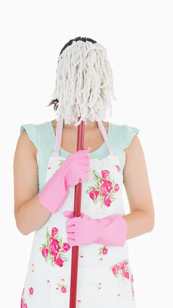 Kobieta ukrywa twarz z mopem — Zdjęcie stockowe