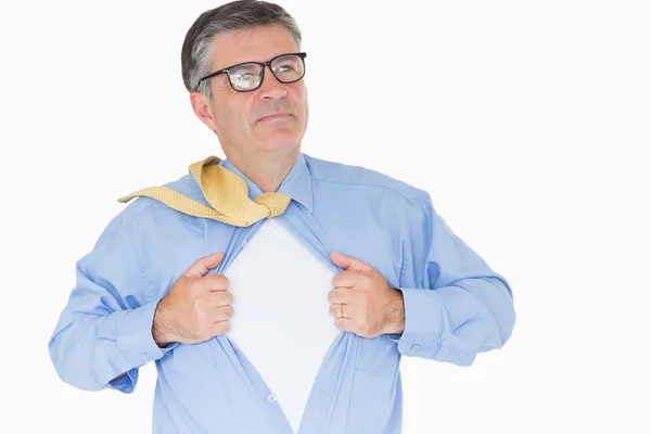 Poważny człowiek w okularach ciągnie jego koszula z jego rąk — Zdjęcie stockowe