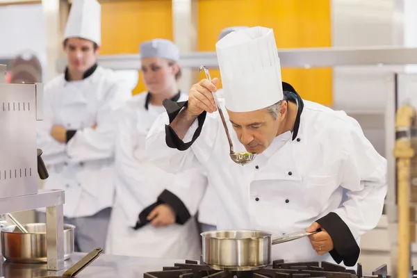 Chef-kok proeven zijn studenten werken — Stockfoto