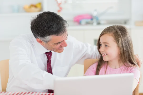 Pai e filha usando laptop — Fotografia de Stock